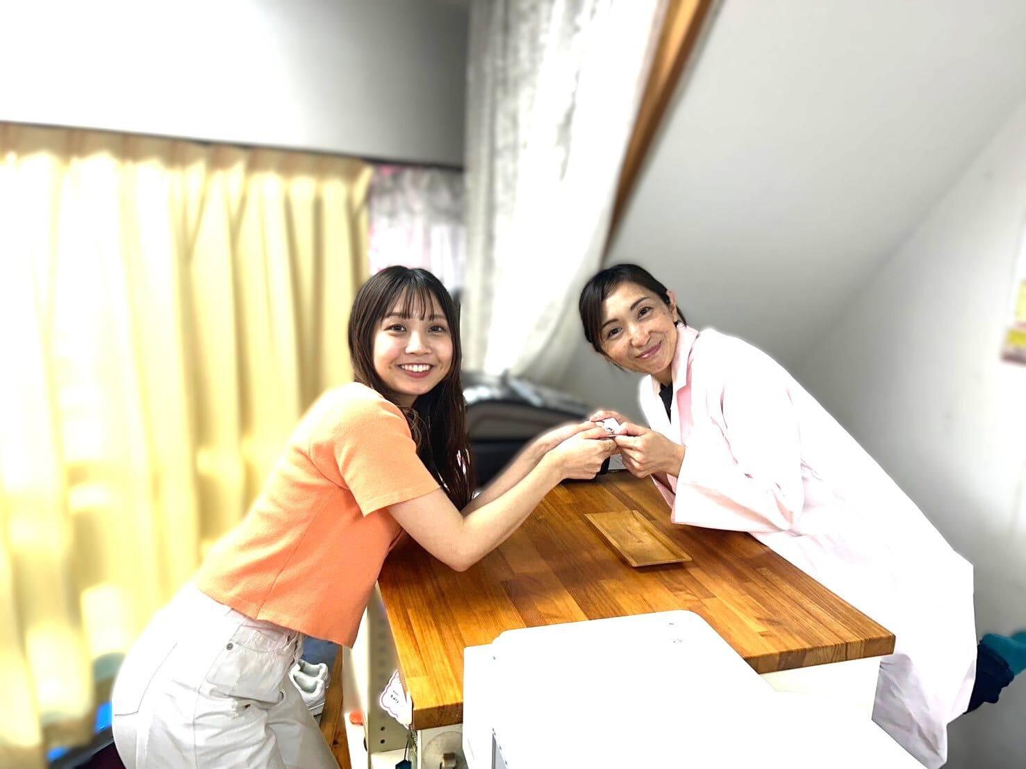 リラックスして微笑む女性