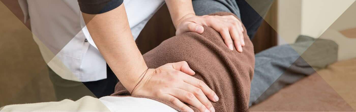 高知市のあたご整骨院でサボり筋トレーニングを体験する患者さまの様子